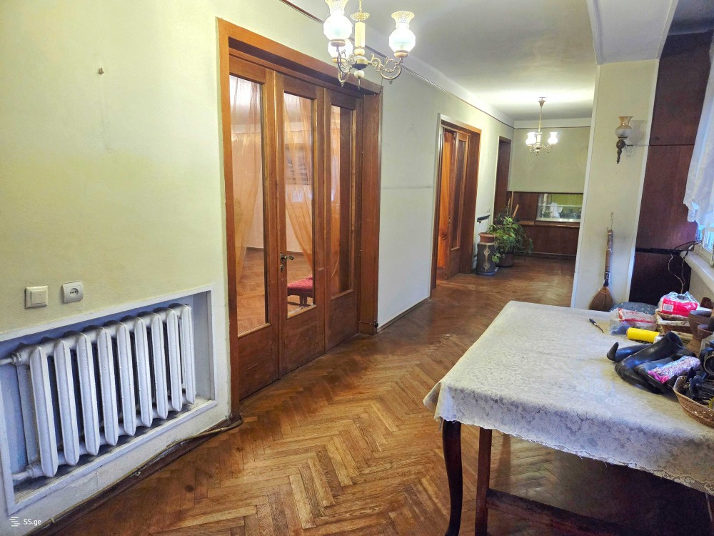 იყიდება 6 ოთახიანი ბინა ჩუღურეთში