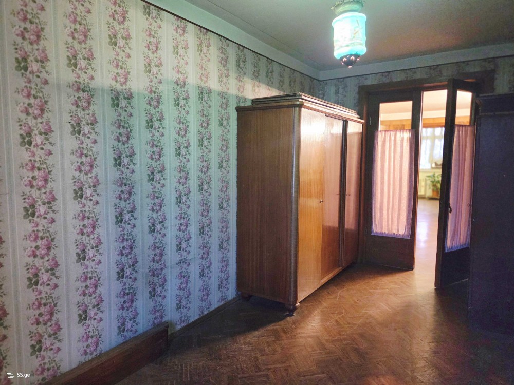 იყიდება 6 ოთახიანი ბინა ჩუღურეთში