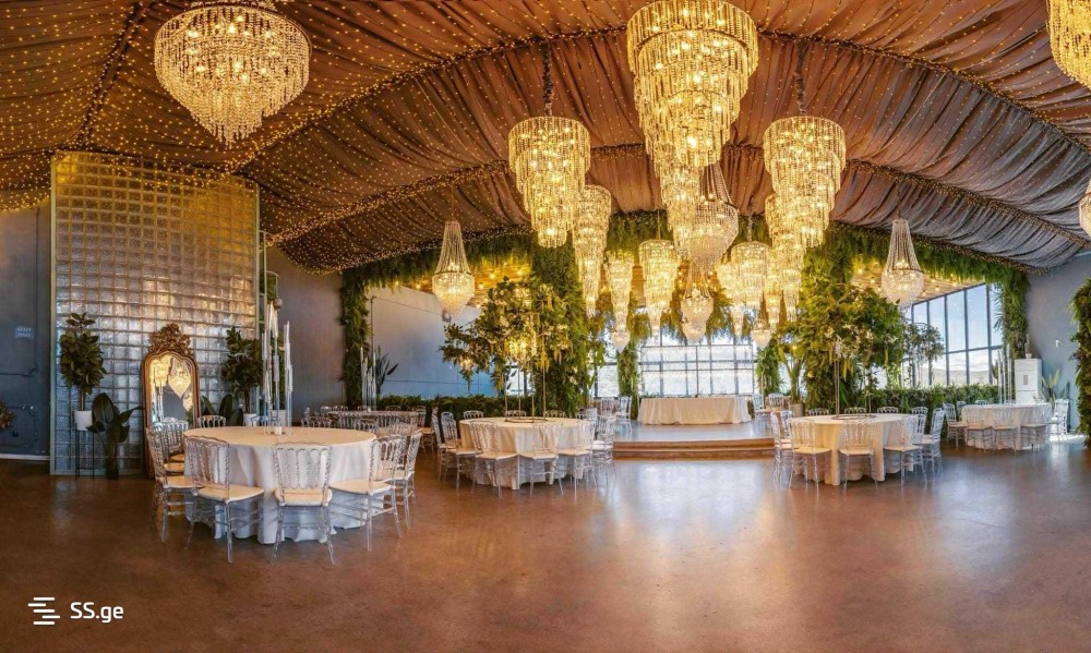 იყიდება კვების ობიექტი ლისის ტბაზე