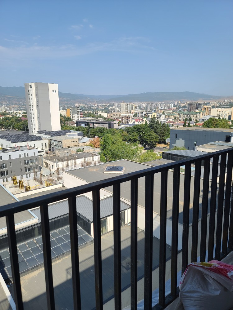 იყიდება ბინა 4 ოთახი სასამართლოს წინ.
