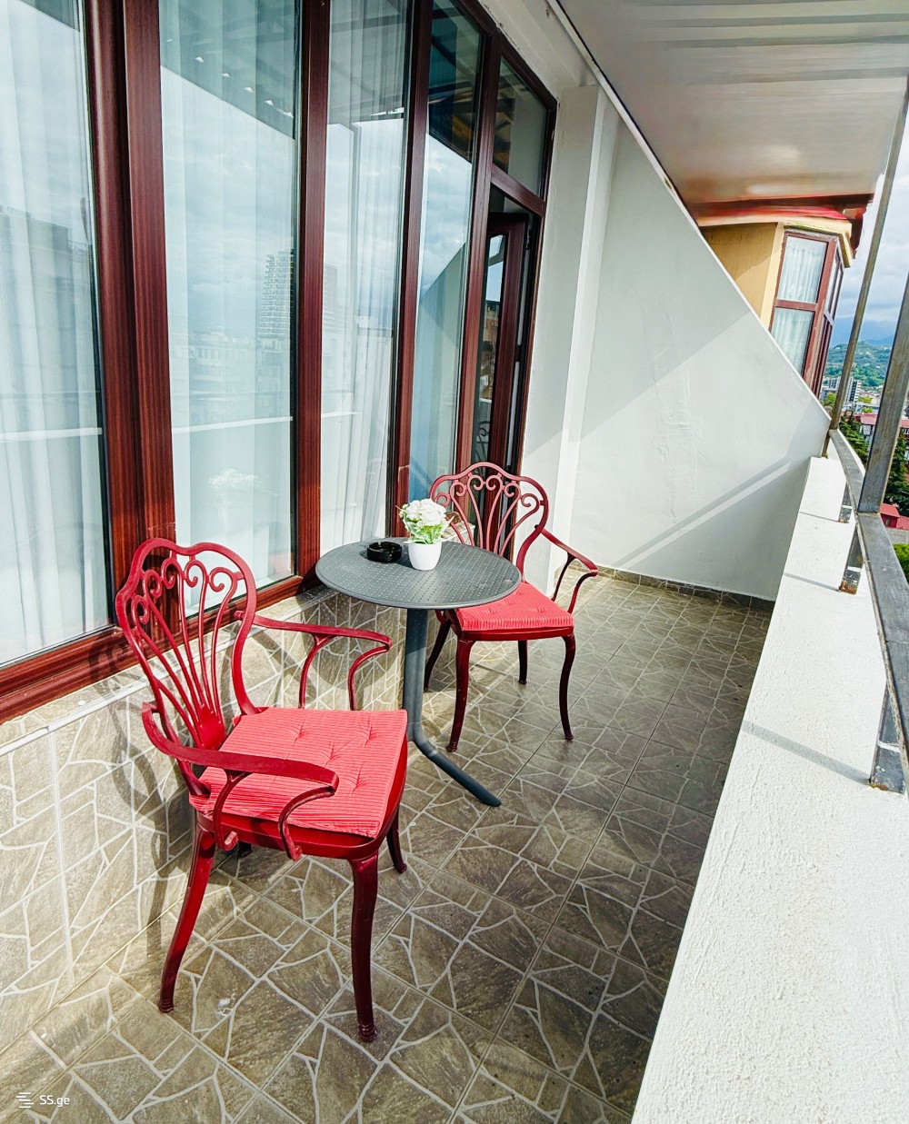 ქირავდება 4 ოთახიანი ბინა ბათუმში