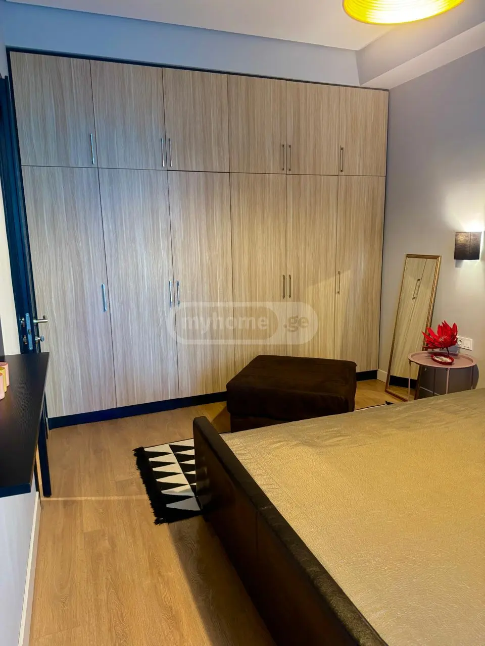 ქირავდება 2 ოთახიანი ბინა ვაკეში