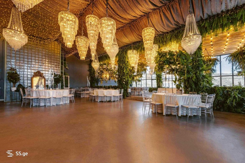 იყიდება კვების ობიექტი ლისის ტბაზე