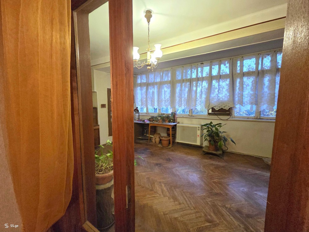 იყიდება 6 ოთახიანი ბინა ჩუღურეთში