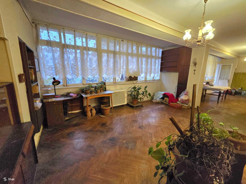 იყიდება 6 ოთახიანი ბინა ჩუღურეთში