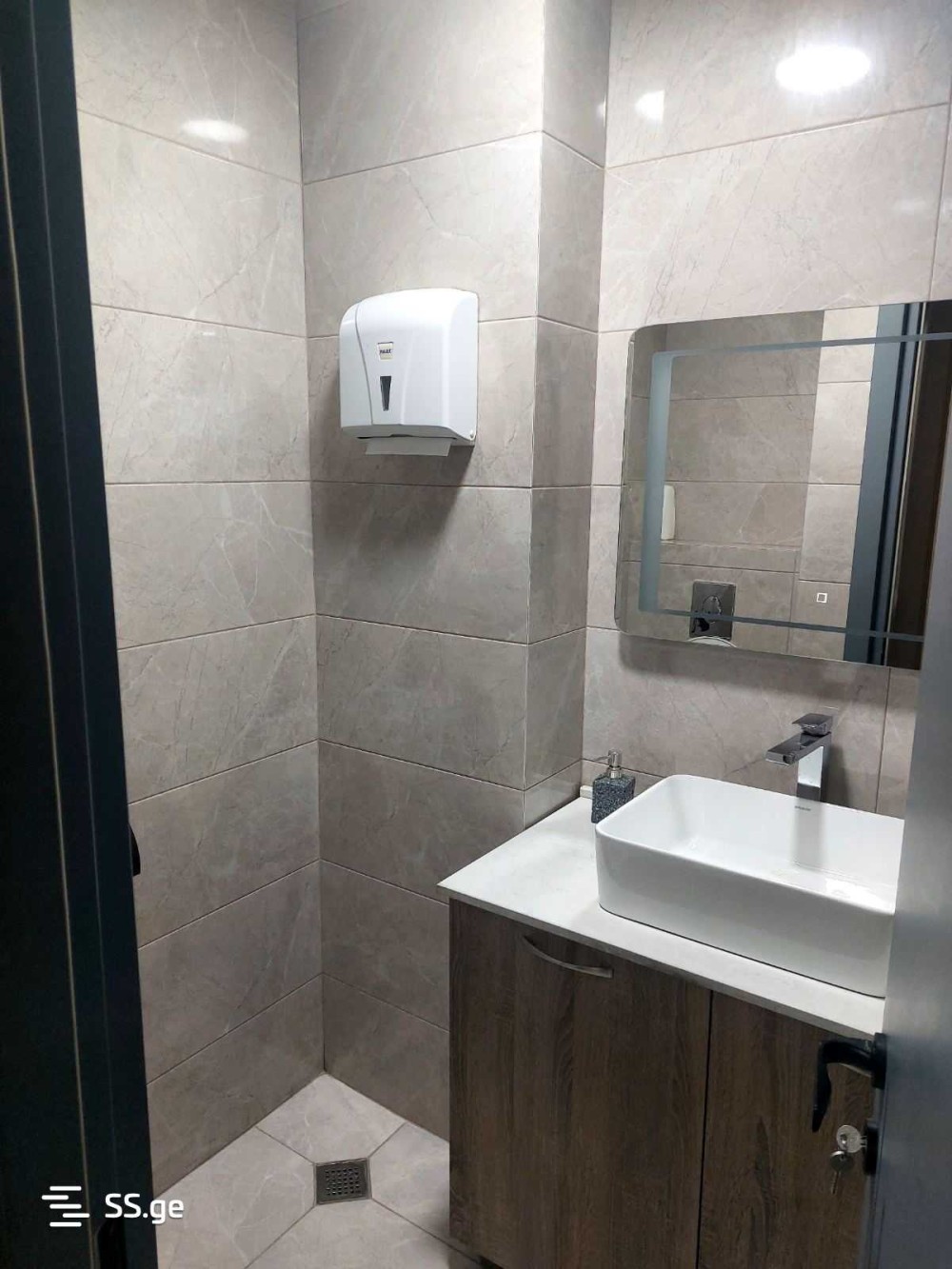 იყიდება საოფისე კომერციული ფართი სან. ზონაში