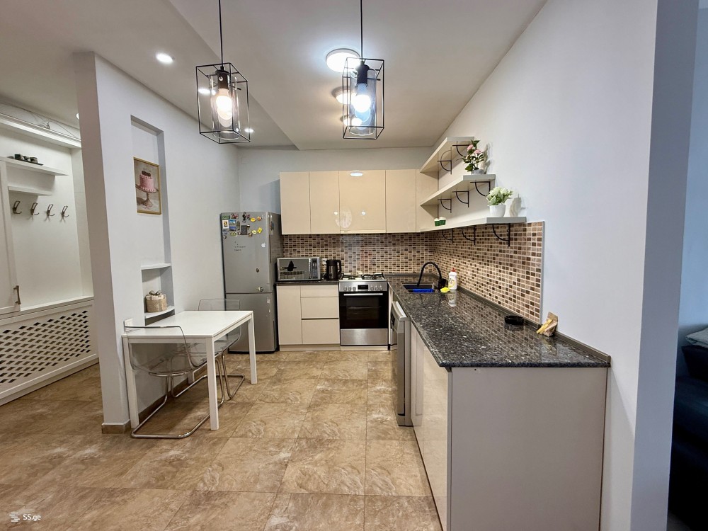 ქირავდება 4 ოთახიანი ბინა ბათუმში