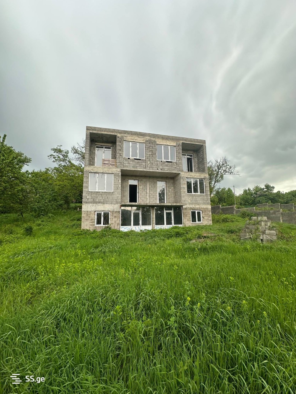 იყიდება 12 ოთახიანი კერძო სახლი ბულაჩაურში