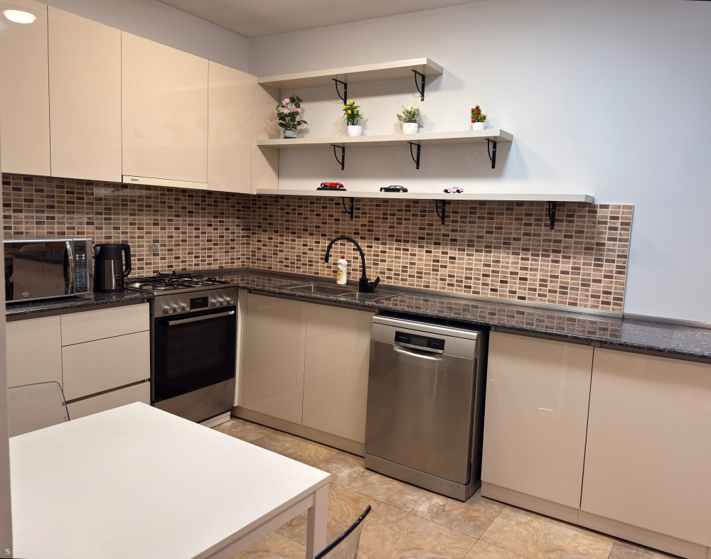 ქირავდება 4 ოთახიანი ბინა ბათუმში