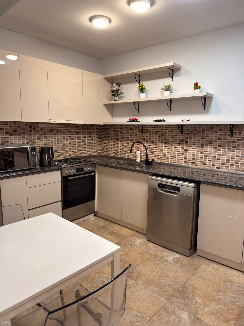 ქირავდება 4 ოთახიანი ბინა ბათუმში