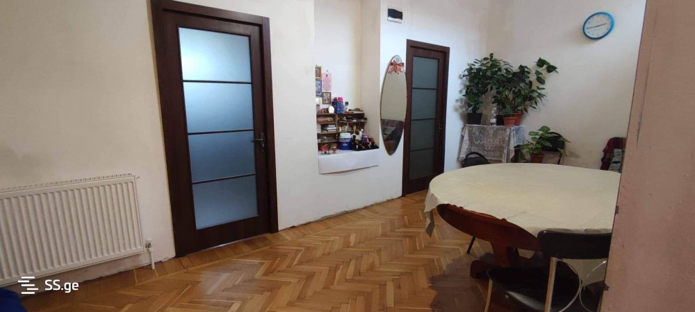 იყიდება 8 ოთახიანი კერძო სახლი ნაძალადევში