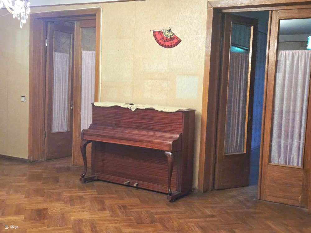 იყიდება 6 ოთახიანი ბინა ჩუღურეთში