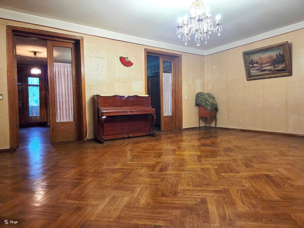 იყიდება 6 ოთახიანი ბინა ჩუღურეთში