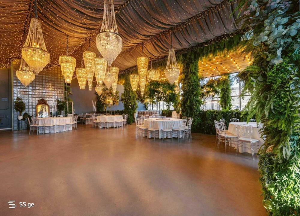 იყიდება კვების ობიექტი ლისის ტბაზე