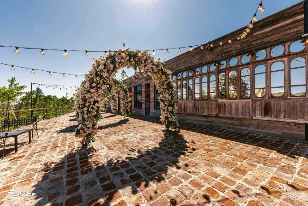 იყიდება კვების ობიექტი ლისის ტბაზე