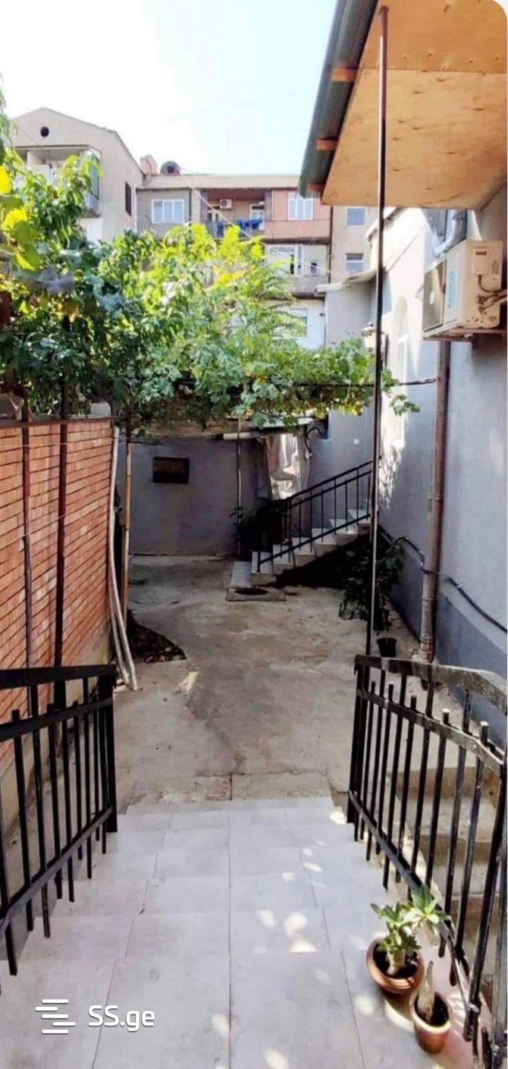 იყიდება 8 ოთახიანი კერძო სახლი ნაძალადევში