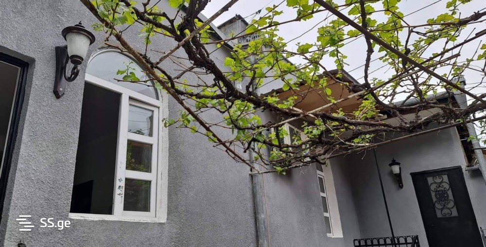 იყიდება 8 ოთახიანი კერძო სახლი ნაძალადევში