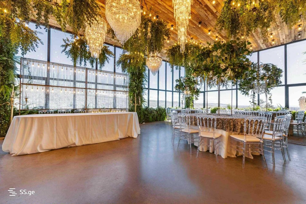 იყიდება კვების ობიექტი ლისის ტბაზე