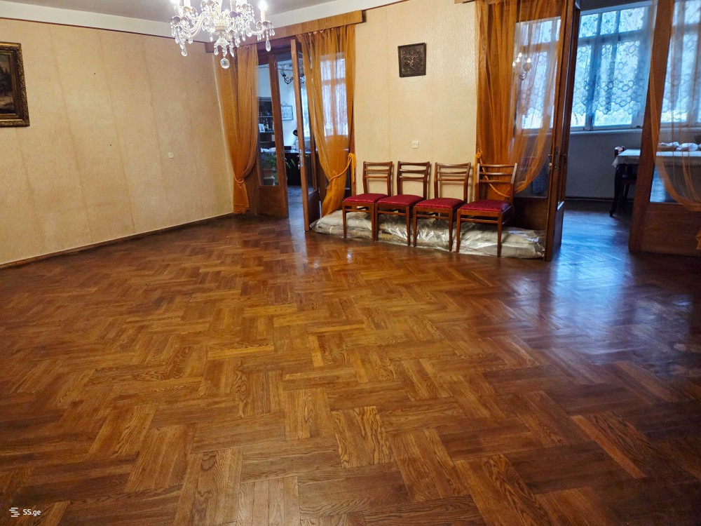 იყიდება 6 ოთახიანი ბინა ჩუღურეთში