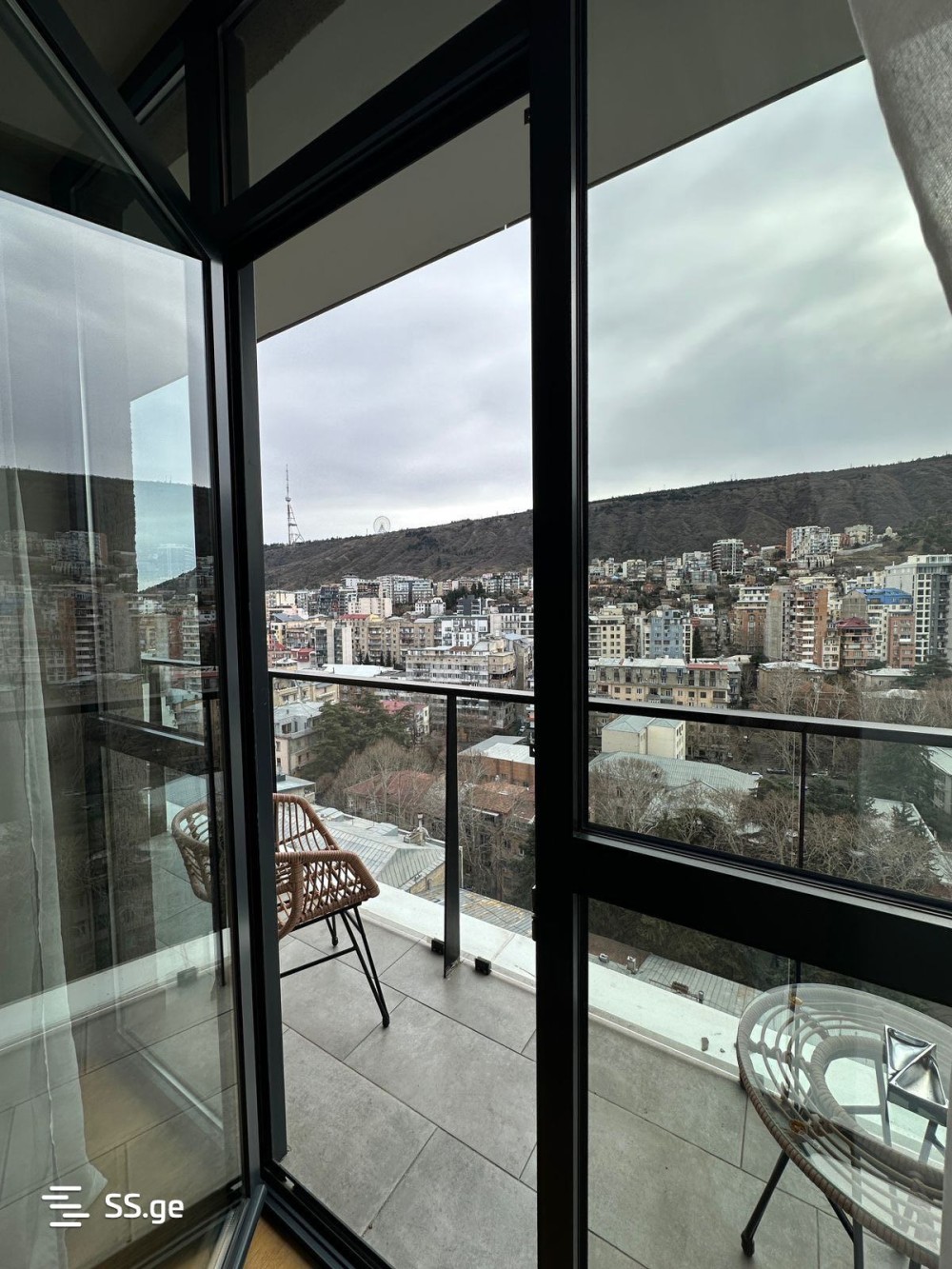 იყიდება 3 ოთახიანი ბინა ვაკეში