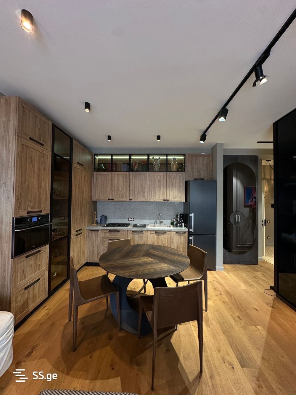 იყიდება 3 ოთახიანი ბინა ვაკეში