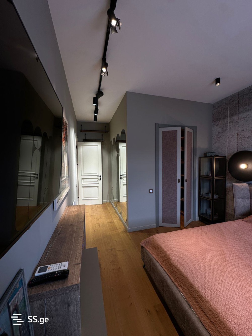 იყიდება 3 ოთახიანი ბინა ვაკეში