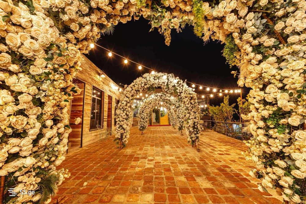 იყიდება კვების ობიექტი ლისის ტბაზე