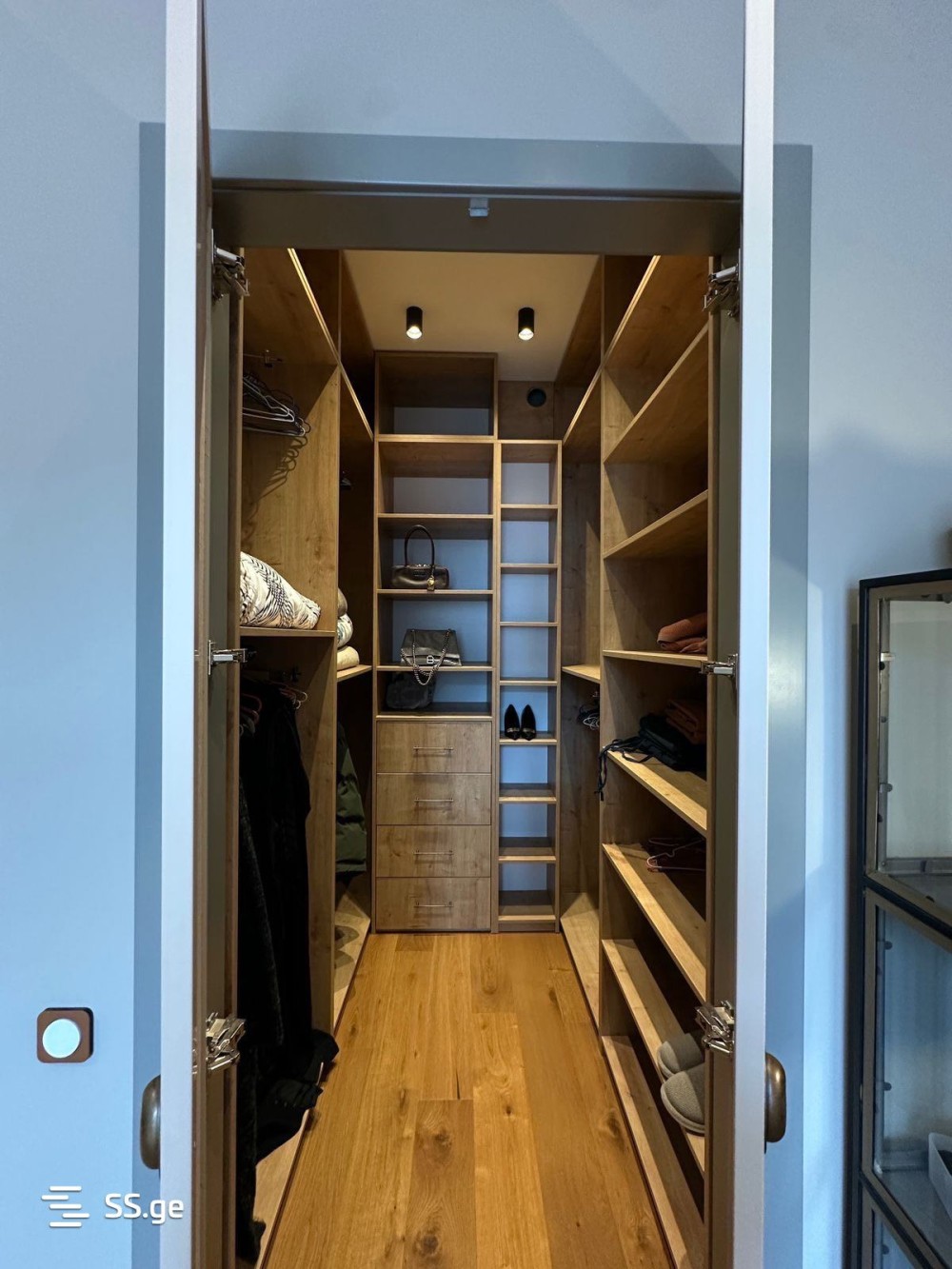 იყიდება 3 ოთახიანი ბინა ვაკეში