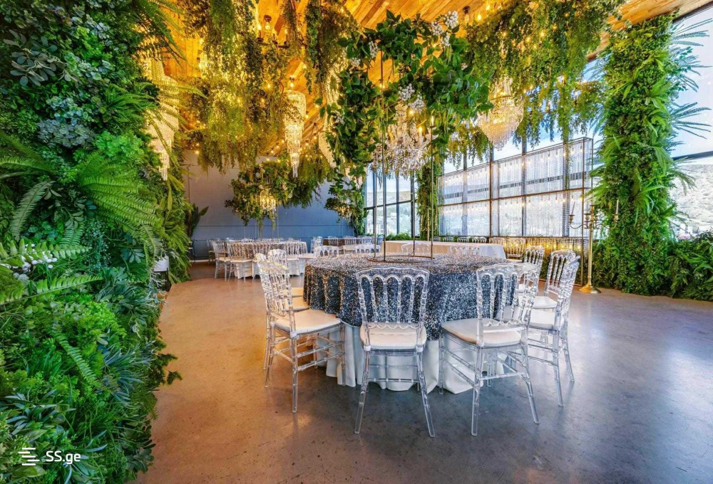 იყიდება კვების ობიექტი ლისის ტბაზე