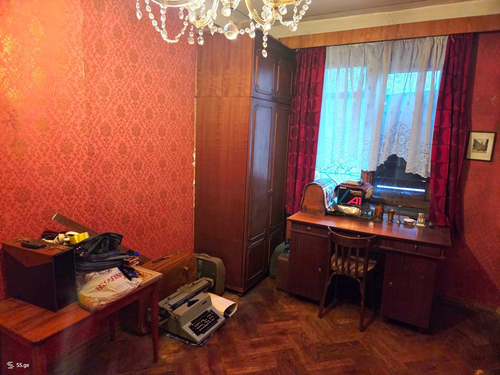 იყიდება 6 ოთახიანი ბინა ჩუღურეთში