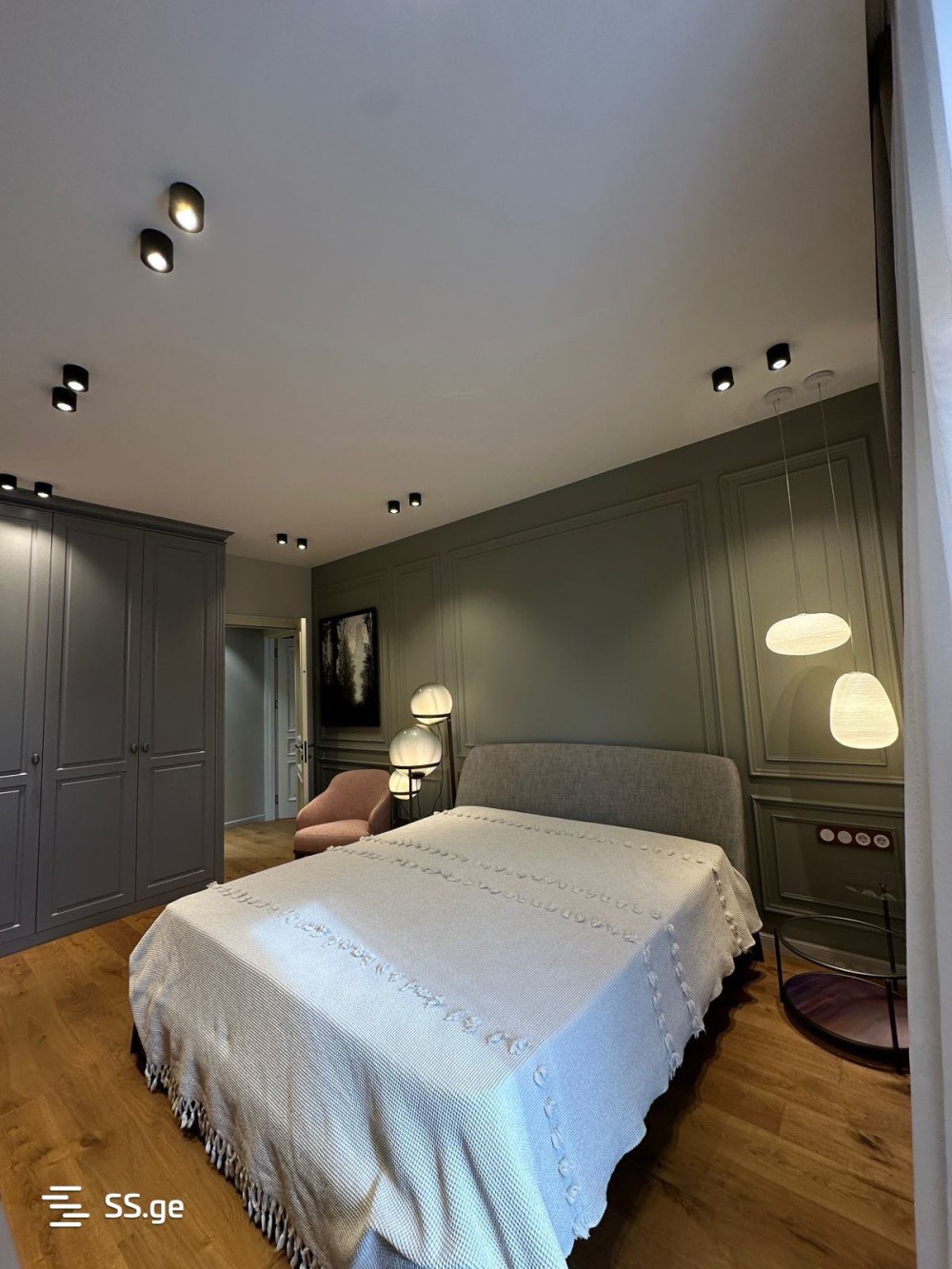 იყიდება 3 ოთახიანი ბინა ვაკეში