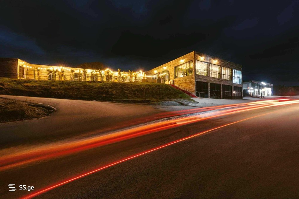 იყიდება კვების ობიექტი ლისის ტბაზე