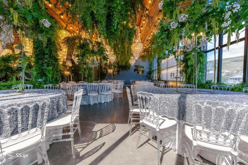 იყიდება კვების ობიექტი ლისის ტბაზე