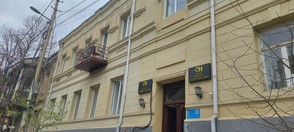 იყიდება სასტუმრო მთაწმინდაზე