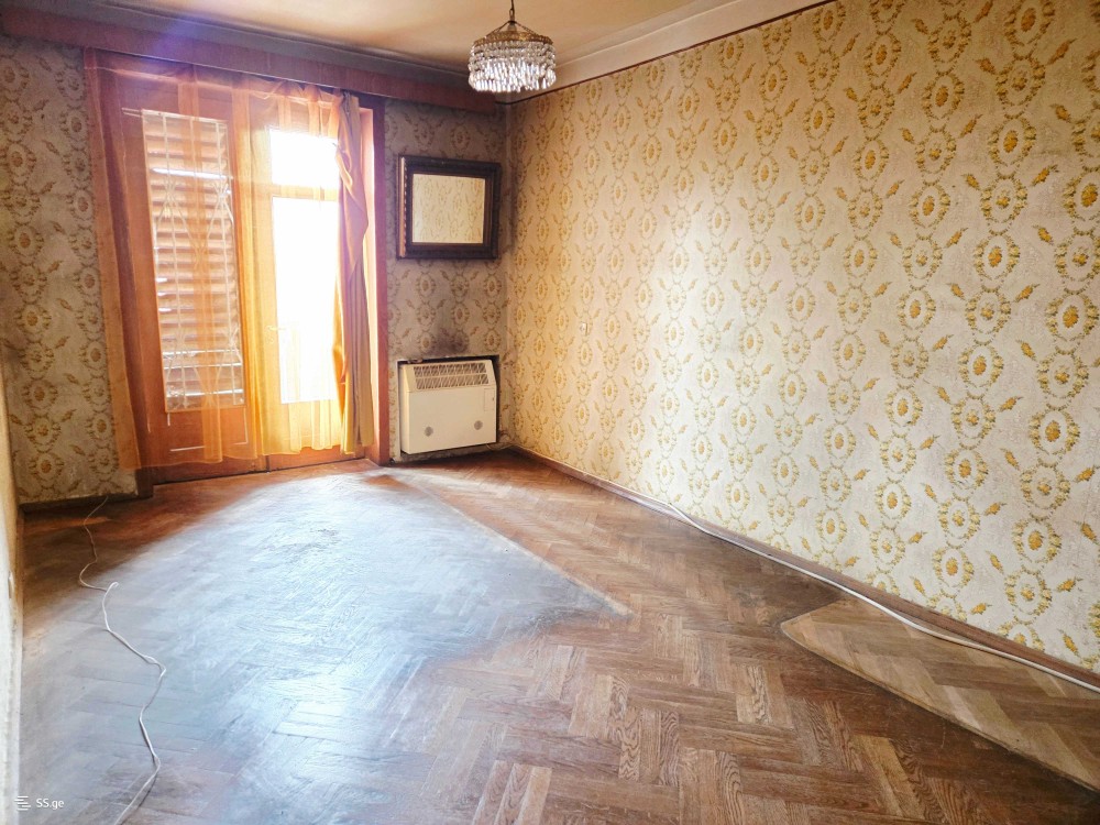 იყიდება 6 ოთახიანი ბინა ჩუღურეთში