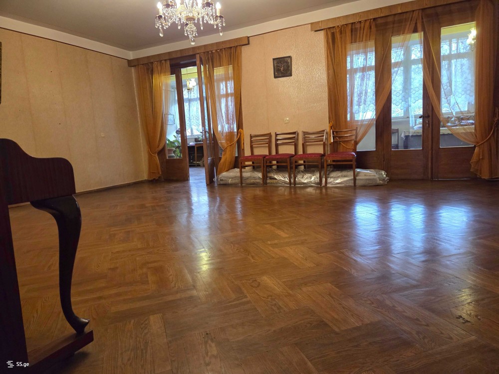 იყიდება 6 ოთახიანი ბინა ჩუღურეთში