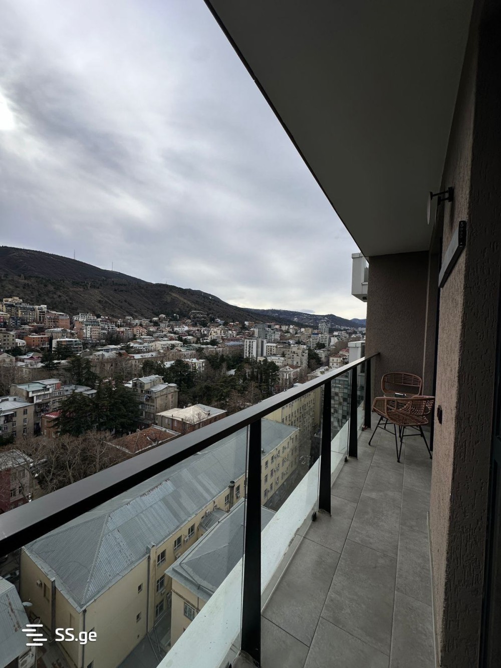 იყიდება 3 ოთახიანი ბინა ვაკეში