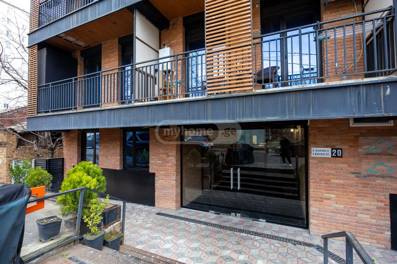 იყიდება საოფისე კომერციული ფართი საბურთალოზე