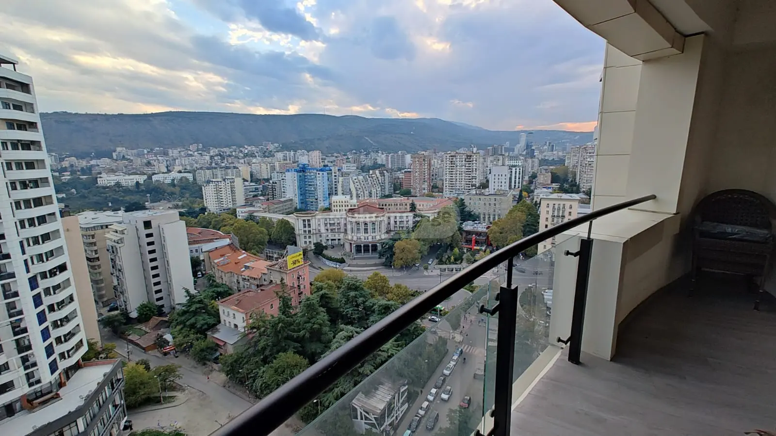 იყიდება 2 ოთახიანი ბინა საბურთალოზე