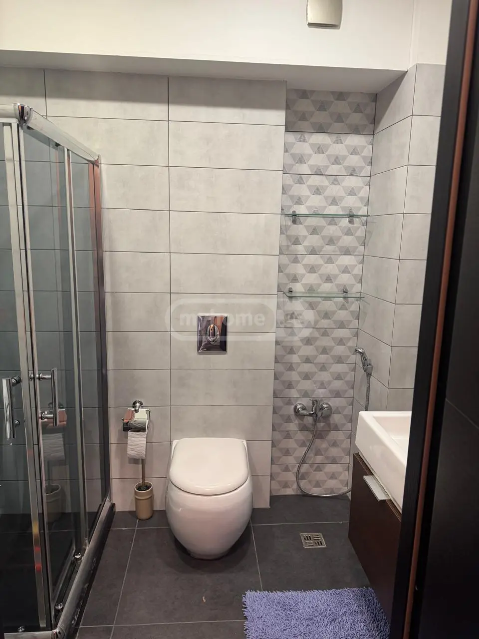 ქირავდება 2 ოთახიანი ბინა ვაკეში