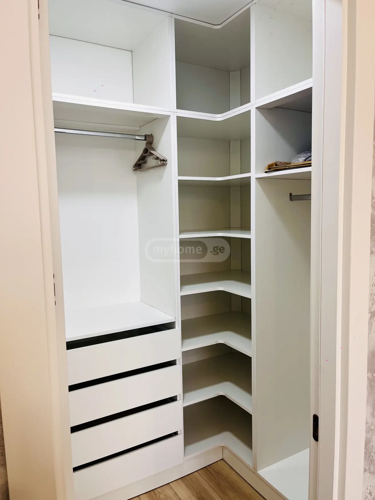 ქირავდება 2 ოთახიანი ბინა საბურთალოზე