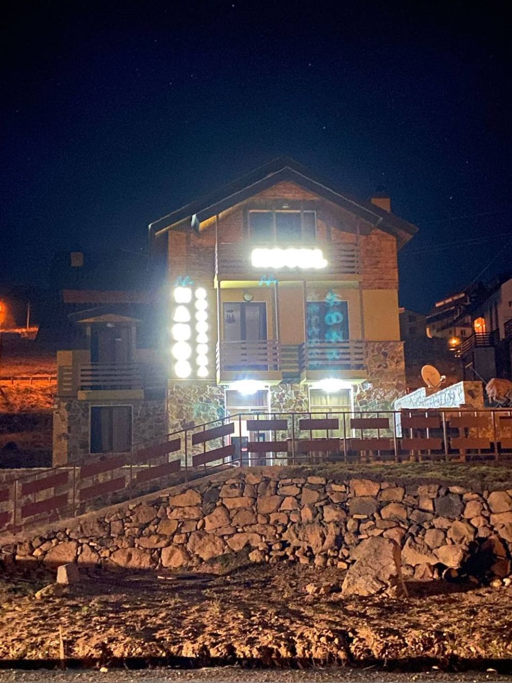 🏔️ იყიდება მოქმედი სასტუმრო გუდაურში — მაღალი საინვესტიციო პოტენციალით