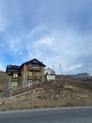 🏔️ იყიდება მოქმედი სასტუმრო გუდაურში — მაღალი საინვესტიციო პოტენციალით